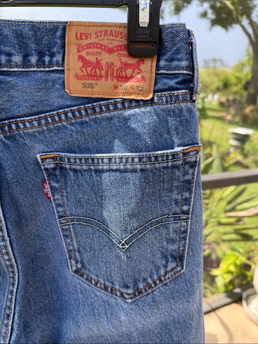 Levi's 505 Blue Relaxed Fit Men's Jeans - Classic Back Pocket Style 30/32 - Picture 2 of 6